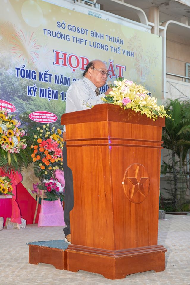 Nguyên giám đốc sở Giáo Dục và Đào Tạo Bình Thuận Nguyễn Văn Hiến phát biểu cảm nghĩ tại buổi họp mặt.