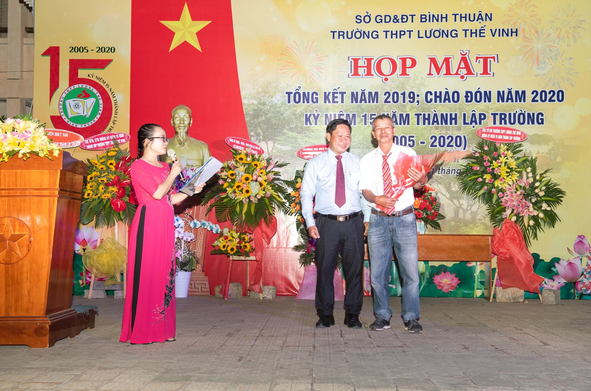 Xúc động giây phút thầy Hiệu trưởng Phạm Thi Nhân tặng hoa cảm ơn thầy phó hiệu trưởng Hoàng Tiến Dũng vì những đóng góp của thầy cho trường trong chặng đường vừa qua. 